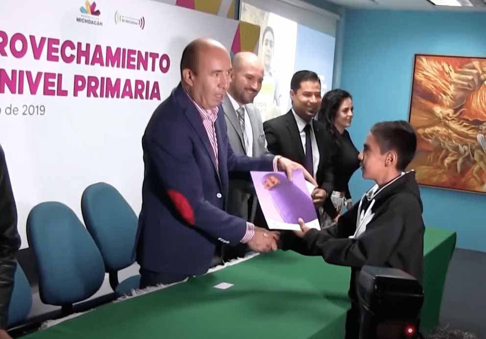 Eduardo Rafael reçoit le soutien et l'honneur du Secrétaire d'État à l'Éducation