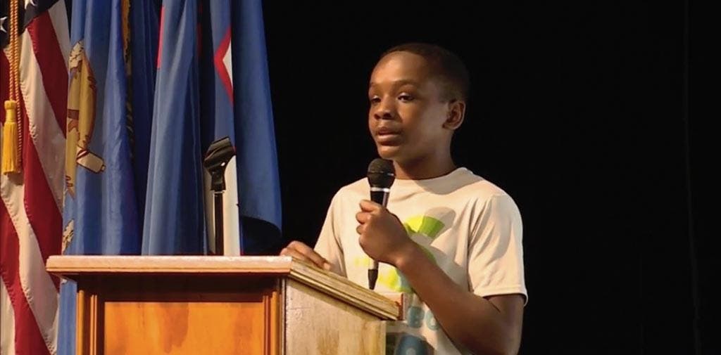Elijah Muhammad, sur le podium en train de faire un discours