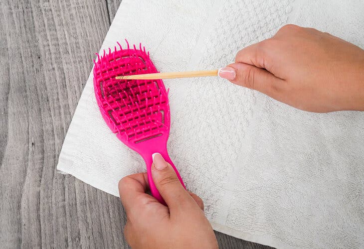 Éliminer les cheveux coincés dans la brosse