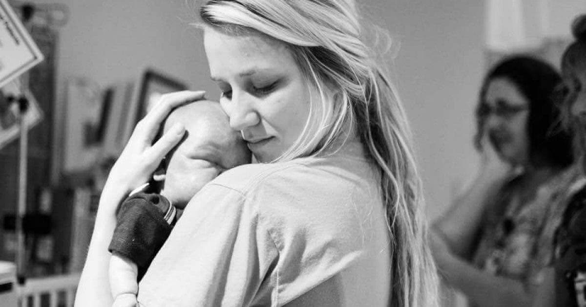 Cette Infirmiere Poste Une Photo D Elle Avec Un Bebe Mort Pour Rendre Hommage A Tous Les Parents Qui Vivent Cette Terrible Experience