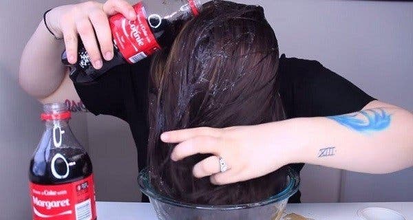 She pours a bottle of Coca on her hair: the result is incredible!