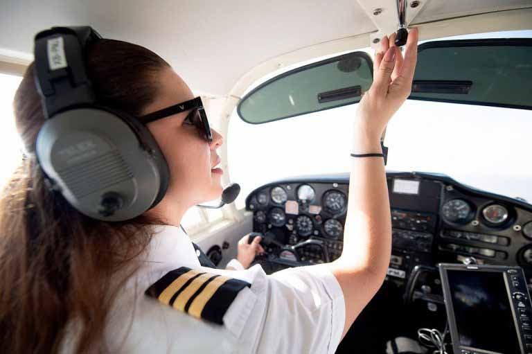 Elsa Campodónico dans un cockpit d’avion de ligne