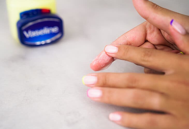 Enlever la colle forte sur les doigts avec Vaseline