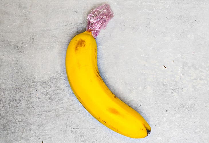 Enveloppez la tige d’une banane avec un film plastique pour la conserver