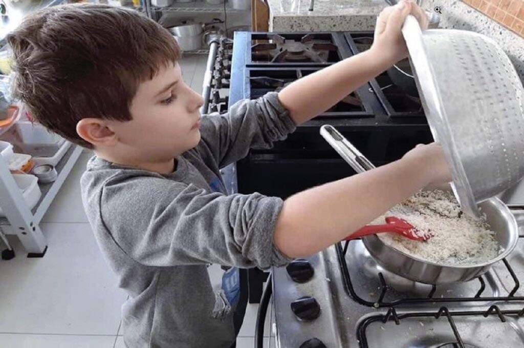 Enzo et sa mère Renné en train de cuisiner