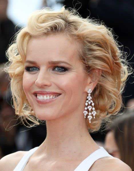 Eva Herzigoca avec une coupe au carré ondulé