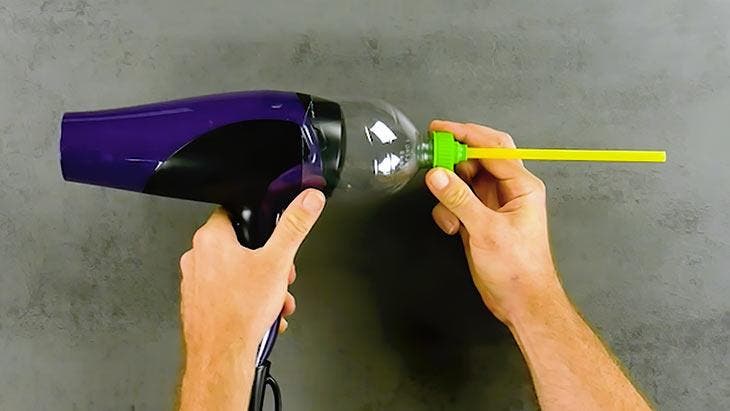 Fabriquer un mini-aspirateur avec une bouteille en plastique, une paille et un sèche-cheveux