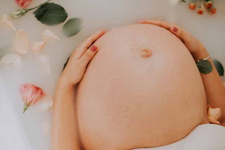 Femme enceinte qui prend un bain