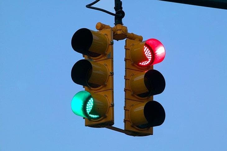 Pourquoi les feux sont vert, orange et rouge