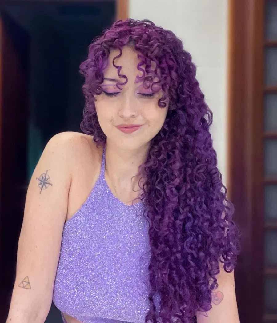 Frange rideau sur cheveux violets bouclés