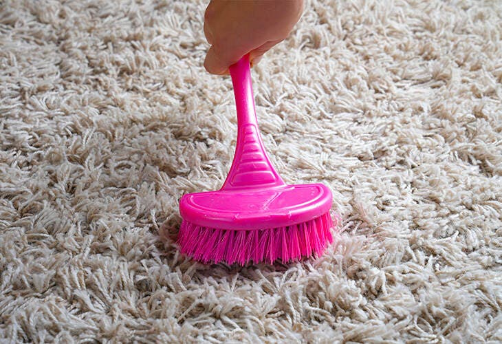 Frotter le tapis à l’aide d’une brosse