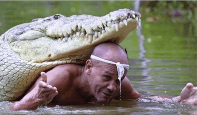 Gilberto Shedden joue avec le crocodile Pocho