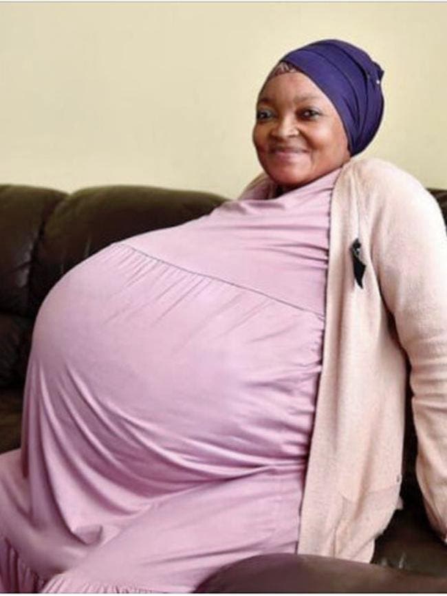Gosiame Sithole affirme avoir donné naissance à 10 enfants au cours de la même grossesse