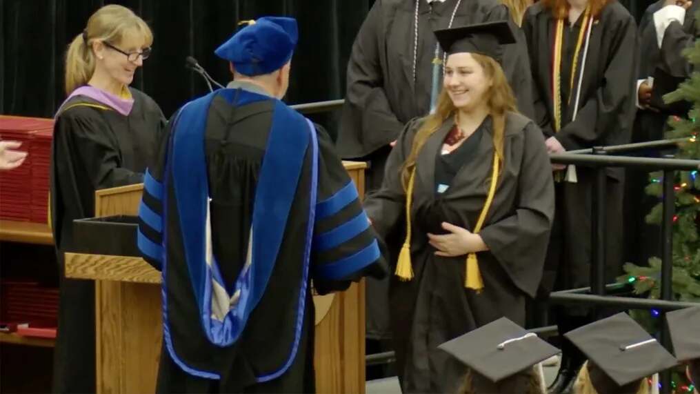 Grace Szymchack reçoit son diplôme en tenant son bébé