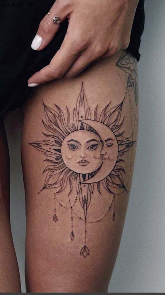 Grand tatouage soleil-lune sur la jambe