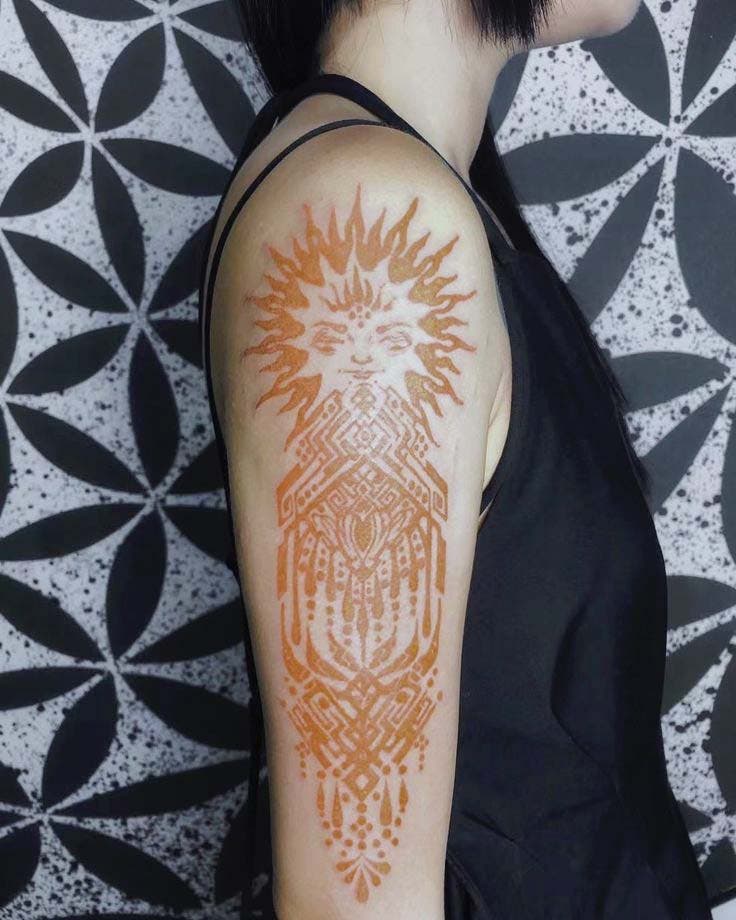 Grand tatouage soleil sur le bras