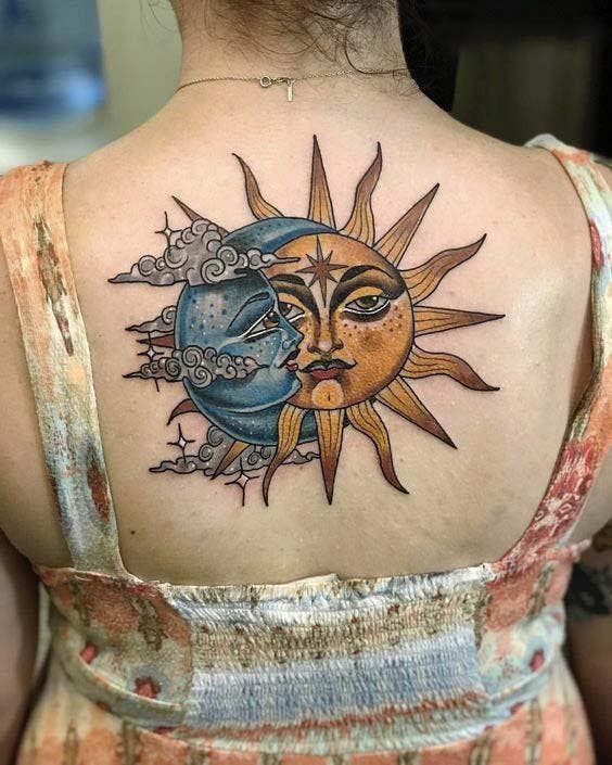 Grand tatouage soleil visage coloré sur le dos