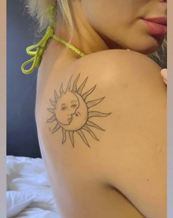 Grand tatouage soleil visage sur le dos