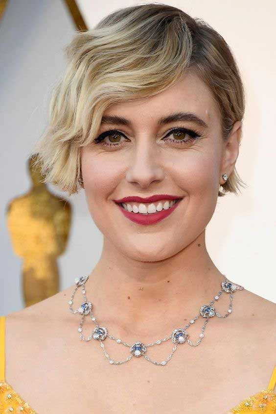 Greta Gerwig avec une coupe courte asymétrique vintage