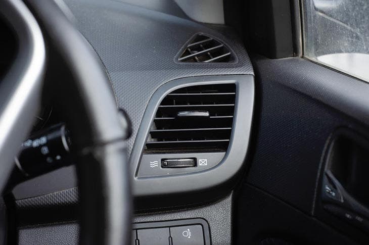 Grille de ventilation d’une voiture - source : spm