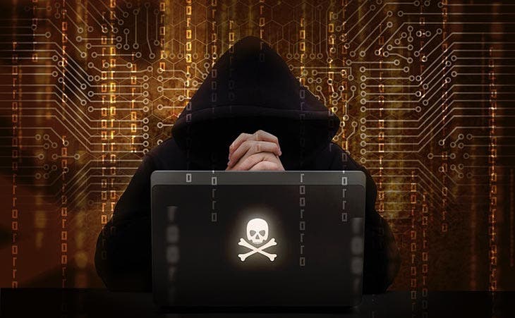 Hacker derrière un ordinateur - source : spm