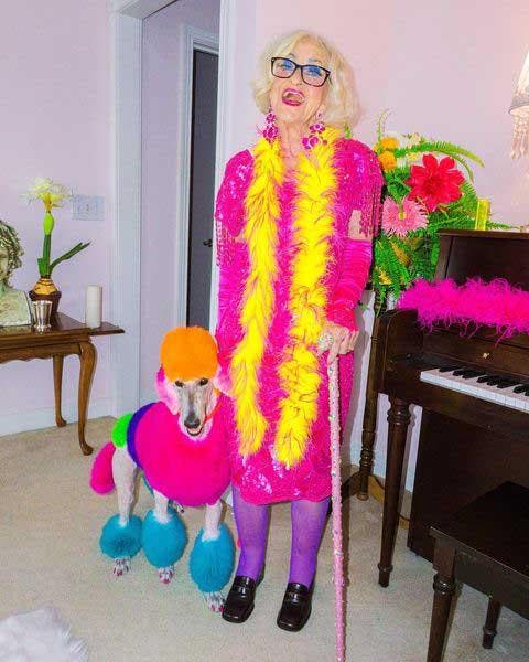 Helen Ruth van Winkle dans une tenue extravagante très colorée