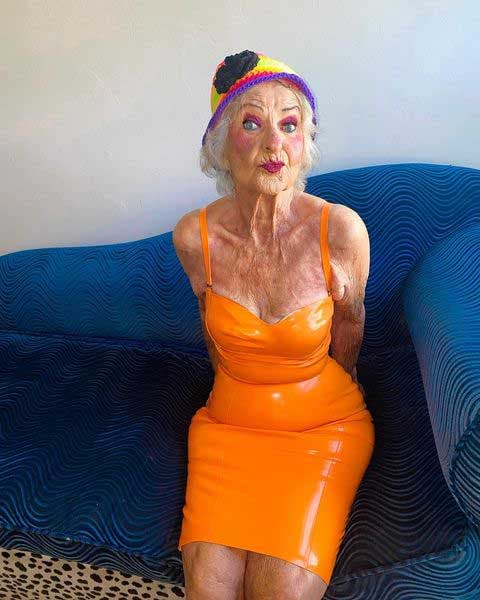 Helen Ruth van Winkle en robe sexy en latex orange