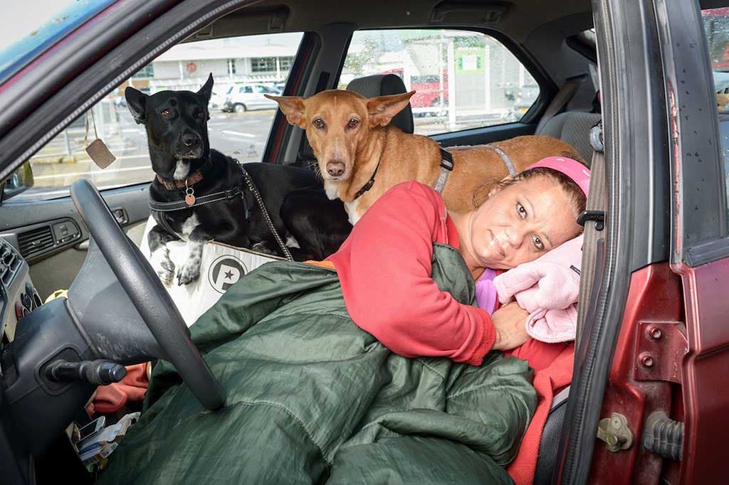 Hillary Burrows, 57 ans, qui vivait dans sa voiture en compagnie de ses deux chiens