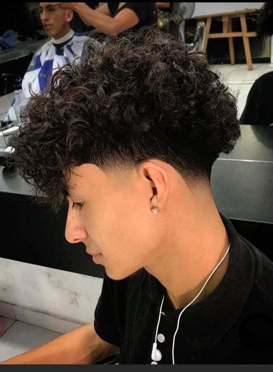 Hommes aux cheveux bouclés chez son styliste