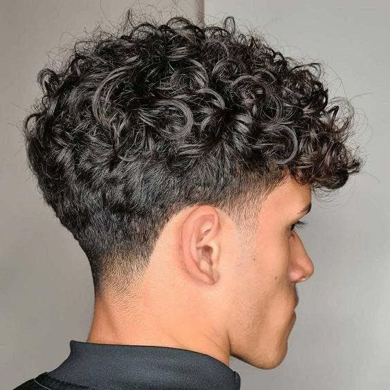 Hommes aux cheveux bouclés