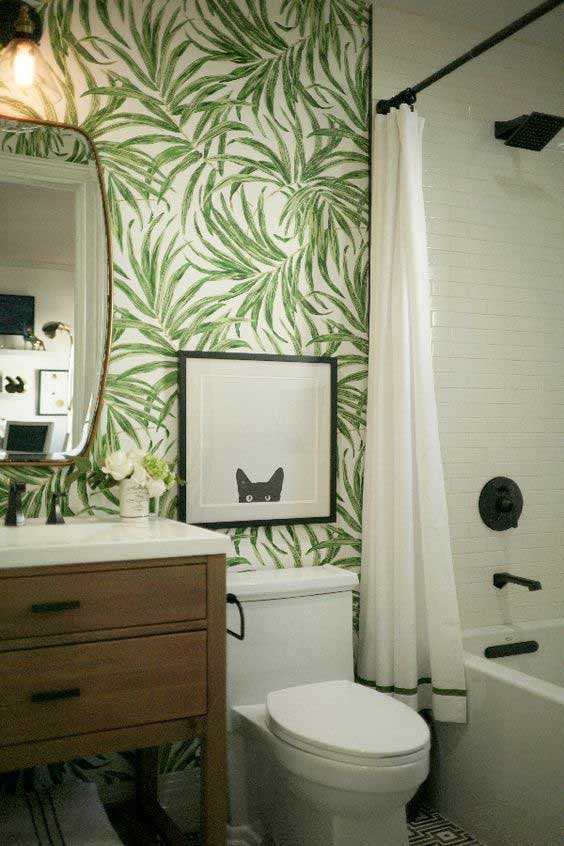 Imprimés botaniques sur les murs d’une salle de bain