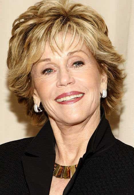 Jane Fonda avec ses cheveux courts dégradés et coiffés vers l'extérieur