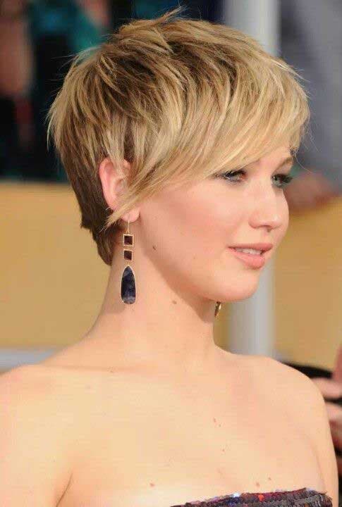 Jennifer Lawrence avec cheveux courts et franges sur le côté