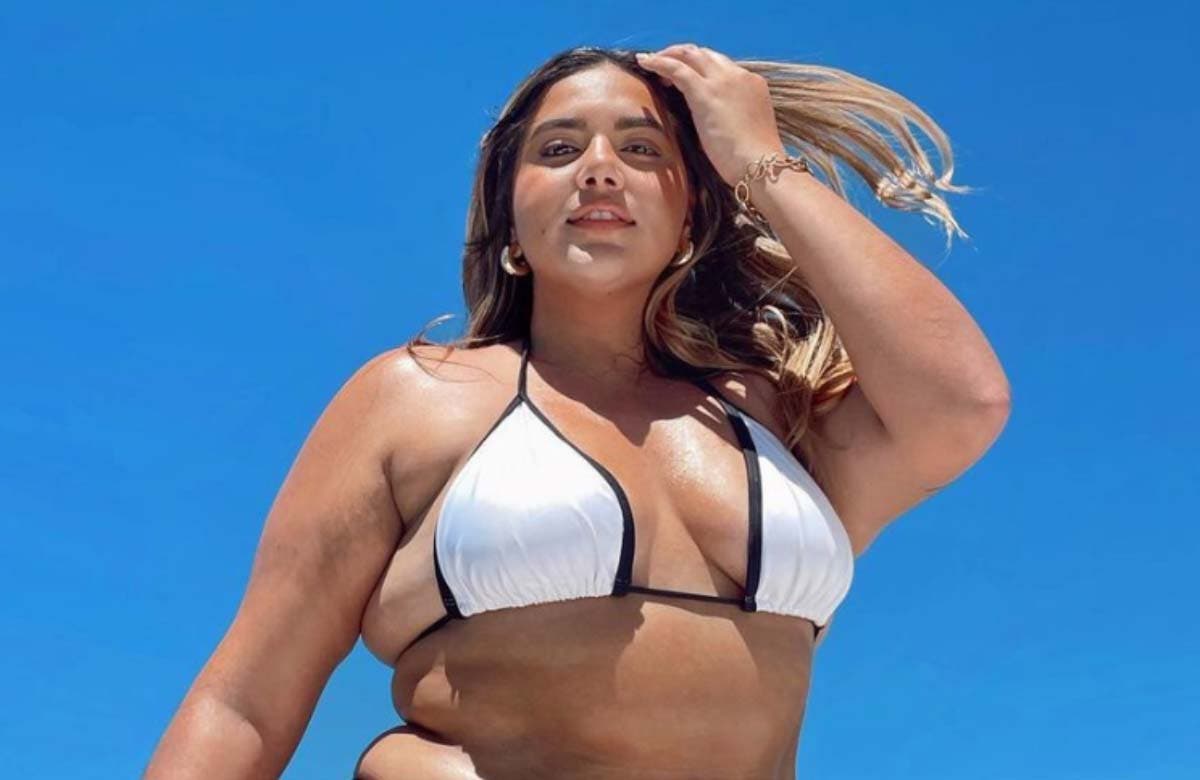 Jessi Rodríguez pose en bikini blanc et noir