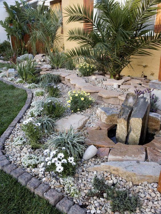 Jeu d'eau dans un jardin de rocaille