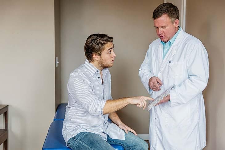Jeune homme consulte un médecin