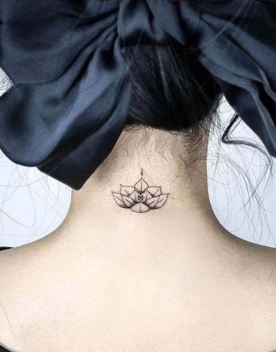 Joli tatouage avec fleur de lotus sur la nuque