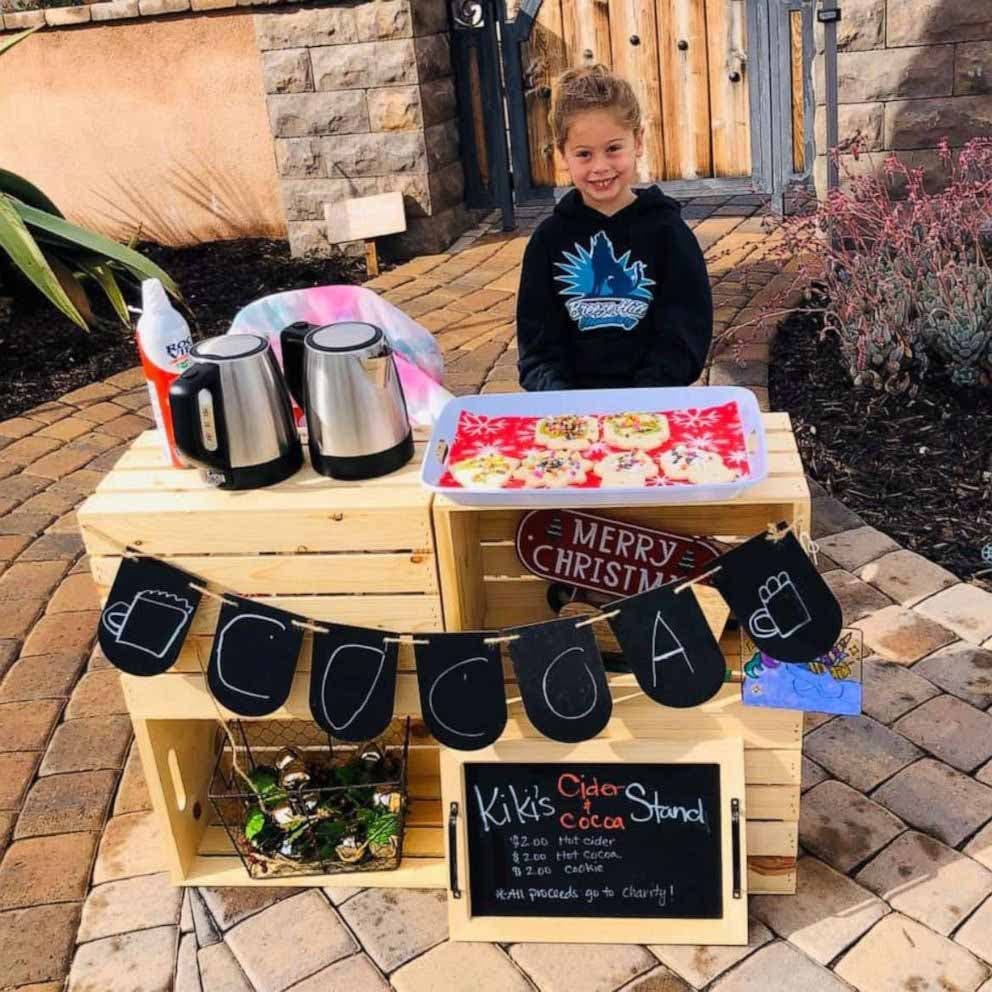 Katelynn Hardee installe un stand pour vendre du chocolat chaud et des biscuits