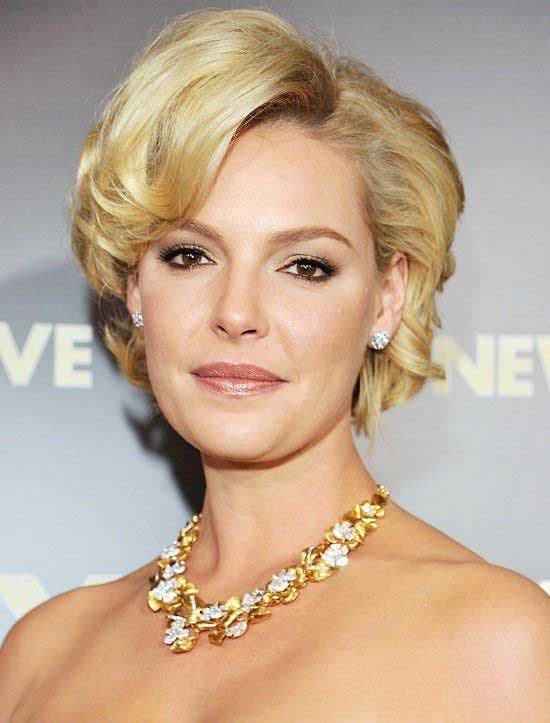 Katherine Heigl avec ses cheveux courts et bouclés