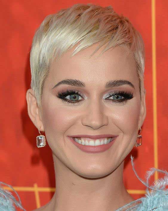 Katy Perry avec coupe courte dégradé