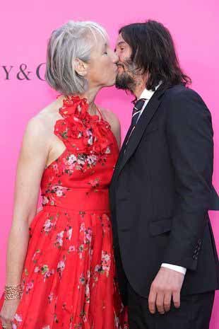 Keanu Reeves et Alexandra Grant partagent un baiser
