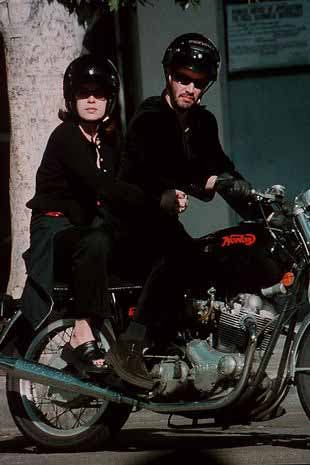 Keanu Reeves et Jennifer Syme en moto