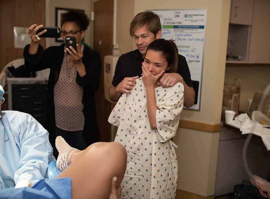 Kim assiste à la naissance de son bébé