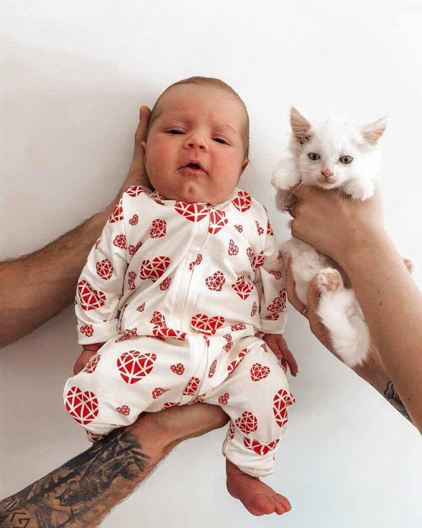 La bébé et le chaton