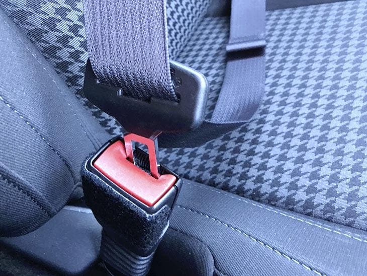 À quoi sert le bouton de la ceinture de sécurité ?