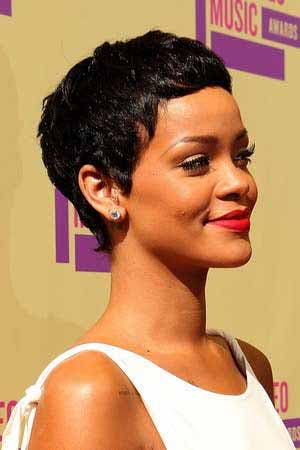 La chanteuse Rihanna arborant la pixie cut