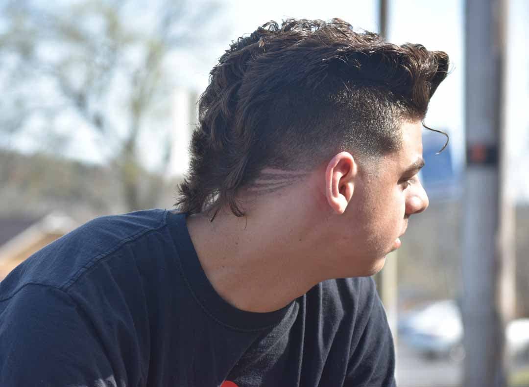 La coupe de cheveux mulet avec une touche mohawk vue de profil