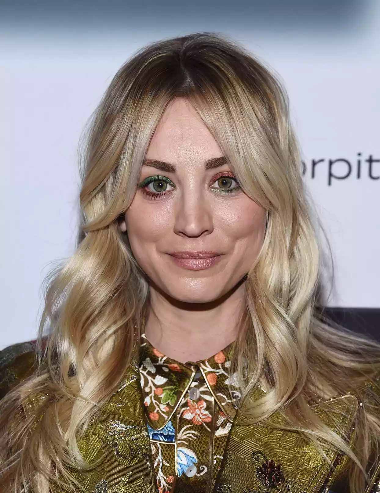 La frange rideau effilée de Kaley Cuoco