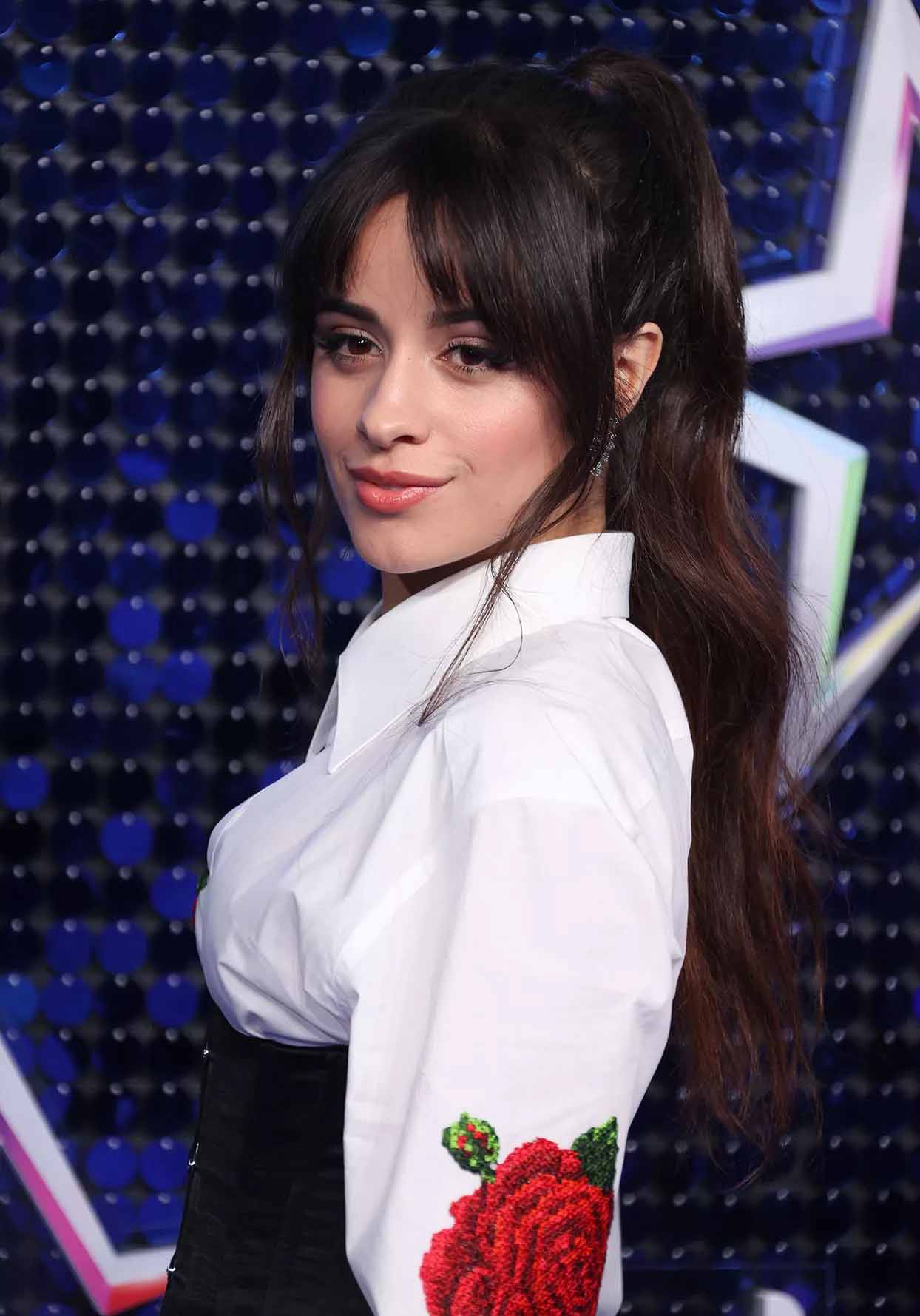 La frange rideau longue de Camila Cabello