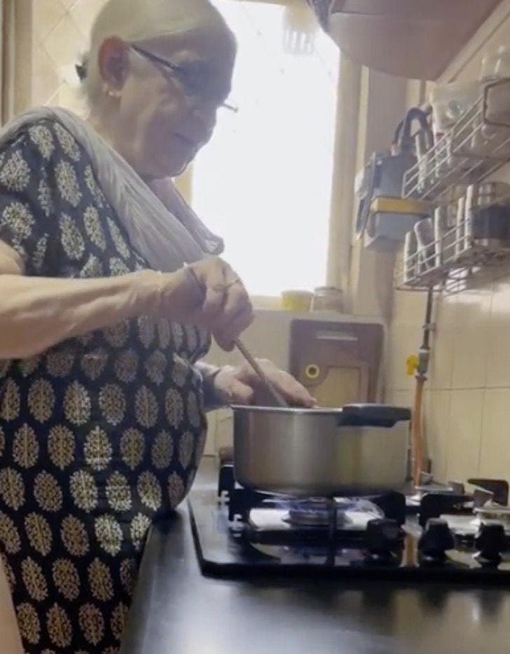 La grand-mère cuisine pour les chiens errants